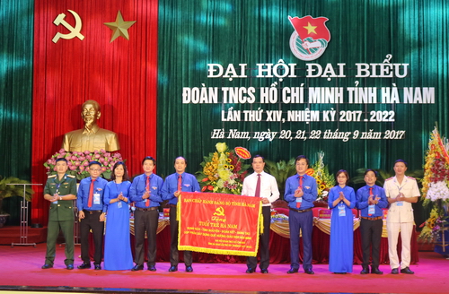 Đồng chí Nguyễn Đình Khang - Ủy viên Trung ương Đảng, Bí thư Tỉnh ủy tặng bức trướng 