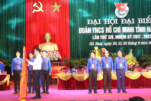 Đồng chí Nguyễn Đình Khang trao Huân chương lao động hạng Nhì của Chủ tịch nước cho Đoàn TNCS Hồ Chí Minh 