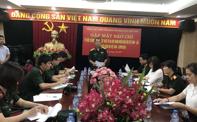 Thượng tá Đinh Quốc Hùng, Trưởng Ban Thanh niên Quân đội trao đổi thông tin với phóng viên báo chí tại chương trình