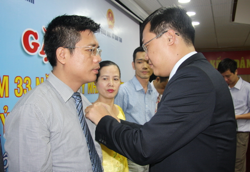 Đồng chí Lê Quốc Phong trao tặng kỷ niệm chương "Vì thế hệ trẻ" cho chuyên viên của Bộ GD&ĐT