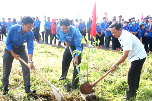 - Hình 1: Đại diện lãnh đạo Tỉnh Đoàn, huyện ủy và huyện Đoàn Lộc Ninh cùng trồng cây tại buổi lễ.