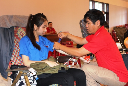 Chú thích hình: Phong trào hiến máu tình nguyện ở huyện Sơn Tịnh thu hút đông đảo ĐVTN và nhân dân tham gia