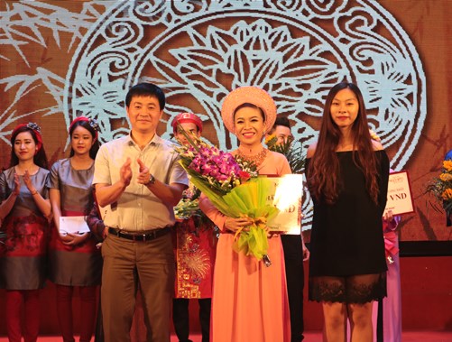 Đồng chí Trần Anh Tuấn- Bí thư Thường trực Thành đoàn Hà Nội trao giải nhất cho thí sinh Hoàng Thị Thu Dung