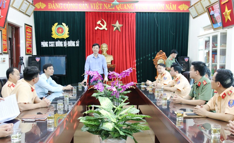  Đồng chí Lê Văn Trung - TUV, Bí thư Tỉnh đoàn phát biểu tại buổi trao bằng khen