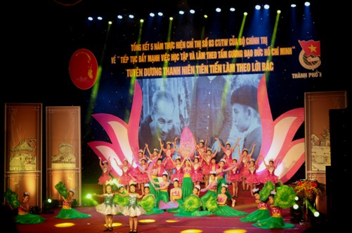Tiết mục hát múa "Ai yêu Bác Hồ Chí Minh hơn thiếu niên nhi đồng" của các em nhỏ