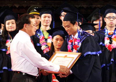 Bí thư Thành ủy Hà Nội, Phạm Quang Nghị trao giải thưởng tuyên dương cho sinh viên xuất sắc tại buổi lễ