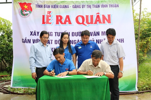 Đoàn thị trấn Vĩnh Thuận và Chi bộ khu phố Vĩnh Đông 2, thị trấn Vĩnh Thuận (Vĩnh Thuận) ký cam kết xây dựng tuyến đường văn minh.