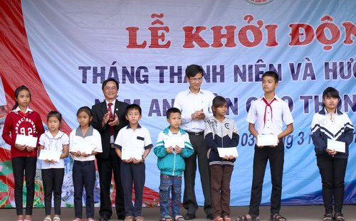Đ/c Lê Kim Huy - Trưởng Ban Dân vận Tỉnh ủy và đ/c Cao Huy - Phó Chủ tịch UBND tỉnh trao học bổng cho các em học sinh