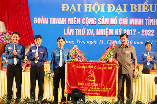 Phó Bí thư Thường trực tỉnh Hưng Yên trao bức trướng chúc mừng Đại hội