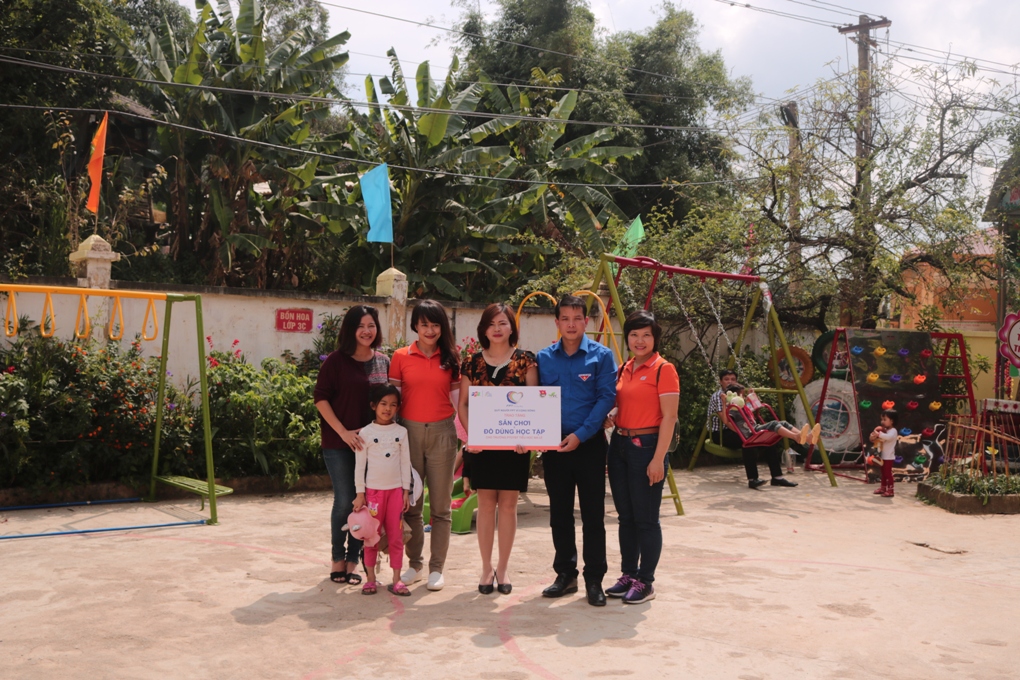 Đoàn trao tặng Sân chơi cho thầy và trò Trường PTDT bán trú Tiểu học Ma Lé (H.Đồng Văn)