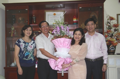 đ.c Phan Văn Mãi (bìa trái) tặng hoa chúc mừng đ.c Nguyễn Thị Hà, Chủ tịch Hội đồng đội T.Ư