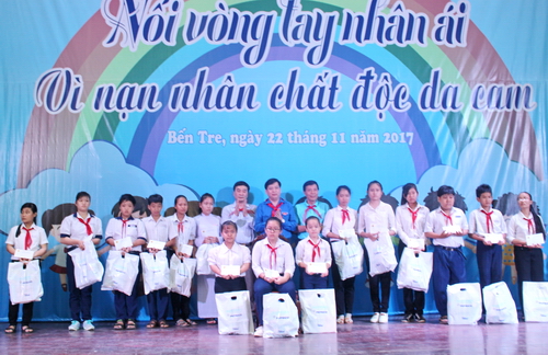 Đồng chí Nguyễn Long Hải - Bí thư Trung ương Đoàn trao tặng học bổng cho các bạn thiếu nhi là nạn nhân nhiễm chất độc da cam đioxin trên địa bàn tỉnh