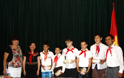 Đ/c Nguyễn Thị Hà (thứ 2 bìa trái) chụp ảnh lưu niệm với Thiếu niên Nga 