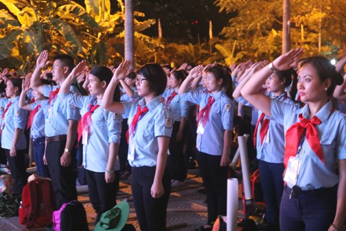 Chào cờ theo nghi thức Đội TNTP Hồ Chí Minh
