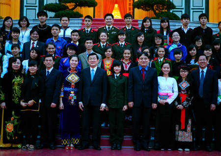 Chủ tịch nước Trương Tấn Sang và các đại biểu chụp hình lưu niệm với các học sinh, sinh viên dân tộc thiểu số xuất sắc trong học tập.