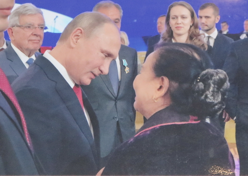 Bà Nguyễn Tuyết Minh vinh dự được gặp gỡ Tổng thống Nga Putin trong dịp sang Nga nhận Huy chương Pushkin