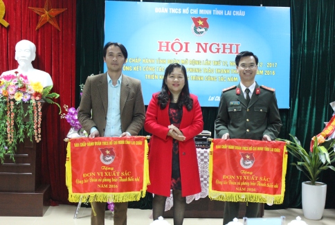 Đ/c Khoàng Thị Thanh Nga – Tỉnh ủy viên, Bí thư Tỉnh đoàn tặng cờ cho 2 đơn vị xuất sắc