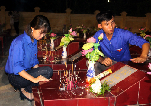 Đoàn viên, thanh niên dâng hương, hoa trước mộ phần các liệt sĩ