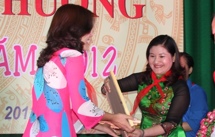 đồng chí Nguyễn Thị Hà (bìa phải) trao giải thưởng cho Tổng phụ trách Đội Đặng Thị Lan