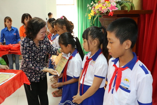  Nguyên Phó Chủ tịch Nước Cộng hòa xã hội chủ nghĩa Việt Nam Trương Mỹ Hoa trao học bổng cho các em học sinh dân tộc thiểu số khối tiểu học.