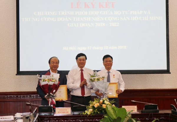 Bí thư thứ nhất Trung ương Đoàn Lê Quốc Phong trao tặng Kỷ niệm chương Vì thế hệ trẻ cho Bộ trưởng Bộ Tư pháp Lê Thành Long và Thứ trưởng Bộ Tư pháp Phan Chí Hiếu