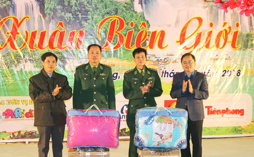Đồng chí Nguyễn Anh Tuấn trao tặng máy tính xách tay, máy in và chăn ấm cho đồn biên phòng Quang Long và Thị Hoa