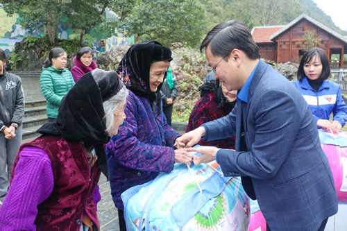 Bí thư thường trực Trung ương Đoàn Nguyễn Anh Tuấn tặng chăn ấm cho các gia đình chính sách tại Hà Quảng