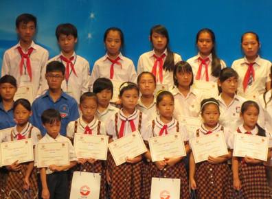 Các em học sinh nhận học bổng SCB..tại buổi lễ