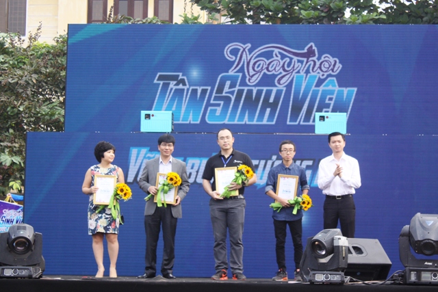 Đồng chí Nguyễn Minh Triết, UVBTV, Trưởng ban Thanh niên trường học Trung ương Đoàn, Phó Chủ tịch Thường trực Trung ương Hội Sinh viên Việt Nam trao hoa và chứng nhận cho các đơn vị tài trợ đồng hành cùng chương trình