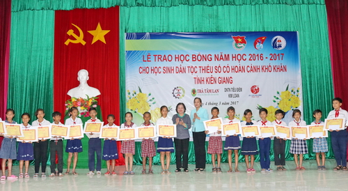 Đồng chí Trương Mỹ Hoa trao học bổng Vừ A Dính cho học sinh dân tộc thiểu số có hoàn cảnh khó khăn trên địa bàn huyện Hòn Đất và huyện Kiên Lương.