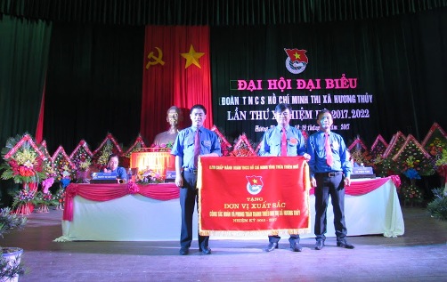 Tặng cờ thi đua Đơn vị xuất sắc trong công tác đoàn và phong trào thanh niên nhiệm kỳ 2012 – 2017 cho BCH Thị Đoàn Hương Thủy