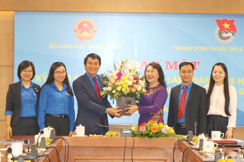Thứ trưởng Bộ GD&ĐT Nguyễn Thị Nghĩa tặng hoa chúc mừng ngày sinh nhật Đoàn