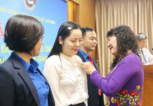 Thứ trưởng Nguyễn Thị Nghĩa tặng kỷ niệm chương "Vì sự nghiệp giáo dục" cho cán bộ Trung ương Đoàn