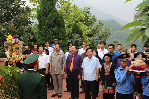 Đoàn cán bộ Lãnh đạo tỉnh Thái Nguyên dâng hương tưởng niệm Chủ tịch Hồ Chí Minh tại Nhà tưởng niệm Bác - ATK Định Hóa – Thái Nguyên.