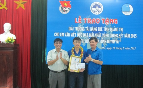 Ban tổ chức trao tặng giải thưởng Tài năng trẻ tỉnh Quảng Trị cho em Văn Viết Đức - quán quân cuộc thi Đường lên đỉnh Olympia năm 2015