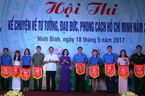 Đồng chí Đinh Thị Phượng TUV, UVBTV TW Đoàn, Bí Thư Tỉnh đoàn tặng cờ lưu niện cho các đơn vị tham gia Hội thi