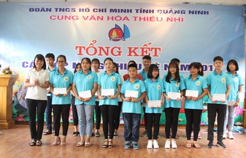 Đồng chí Vũ Thị Diệu Linh, Phó Bí thư Thường trực Tỉnh đoàn, Giám đốc Cung VHTN Quảng Ninh khen thưởng các em học sinh đạt thành tích cao tại các lớp năng khiếu hè
