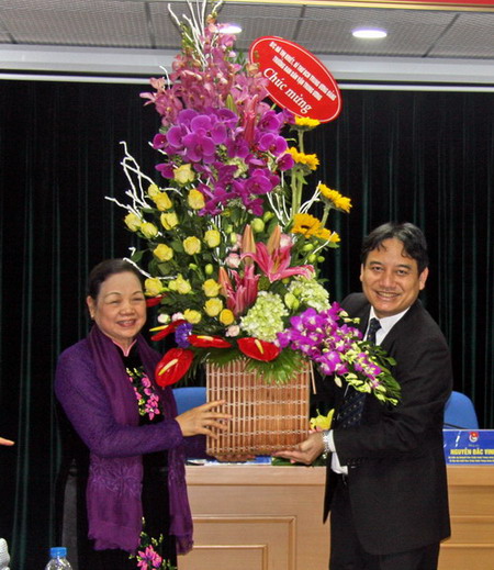 Đồng chí Hà Thị Khiết - Bí thư Trung ương Đảng, Trưởng Ban Dân vận Trung ương tặng hoa chúc mừng Trung ương Đoàn