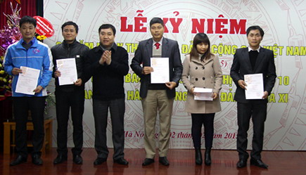 Đồng chí Nguyễn Đắc Vinh và đồng chí Nguyễn Mạnh Dũng trao Thẻ đảng viên cho 25 đảng viên