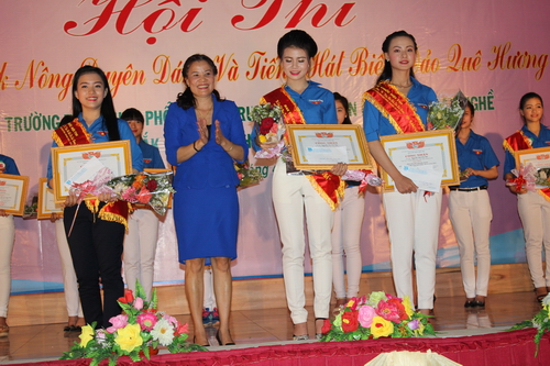 Các nữ sinh đạt giải phần thi Nữ sinh duyên dáng
