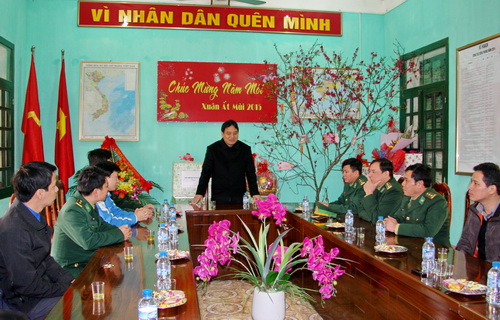 Đồng chí Nguyễn Đắc Vinh nói chuyện với các chiến sỹ đồn biên phòng Bảo Lâm