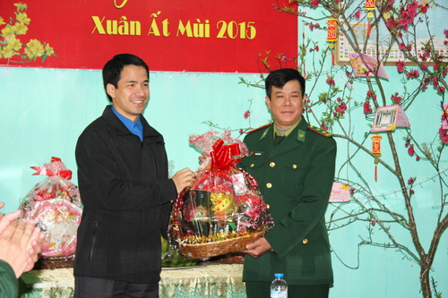 Tỉnh đoàn Bắc Giang tặng quà các chiến sỹ bộ đội biên phòng