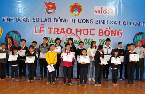 Trao học bổng “Thắp sáng ước mơ tuổi trẻ Lâm Đồng” năm 2014