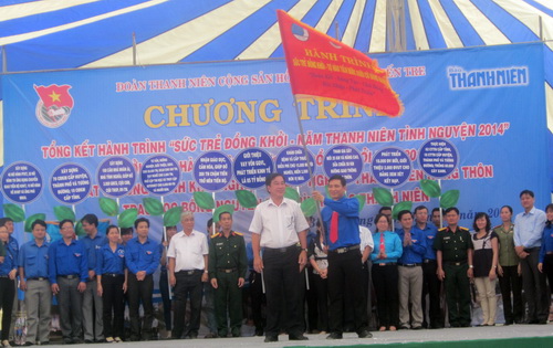 Đ/c Đồng chí Phan Văn Nhanh - Phó Trưởng Ban Dân vận Tỉnh ủy  trao cờ Hành trình sức trẻ Đồng Khởi năm 2015 cho Đồng chí Trần Quốc Việt - Bí thư Tỉnh đoàn