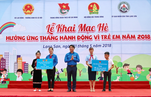 Trao tặng 02 sân chơi cho thiếu nhi xã khó khăn của tỉnh Lạng Sơn