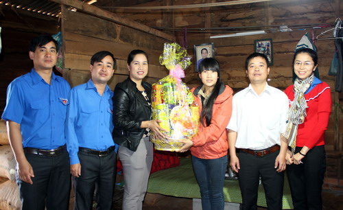 Tỉnh đoàn thăm và chúc Tết gia đình đồng chí Đỗ Thị Trang