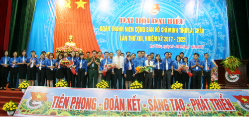 Các đồng chí trong BCH Đoàn TNCS Hồ Chí Minh tỉnh Lai Châu khóa XIII ra mắt Đại hội