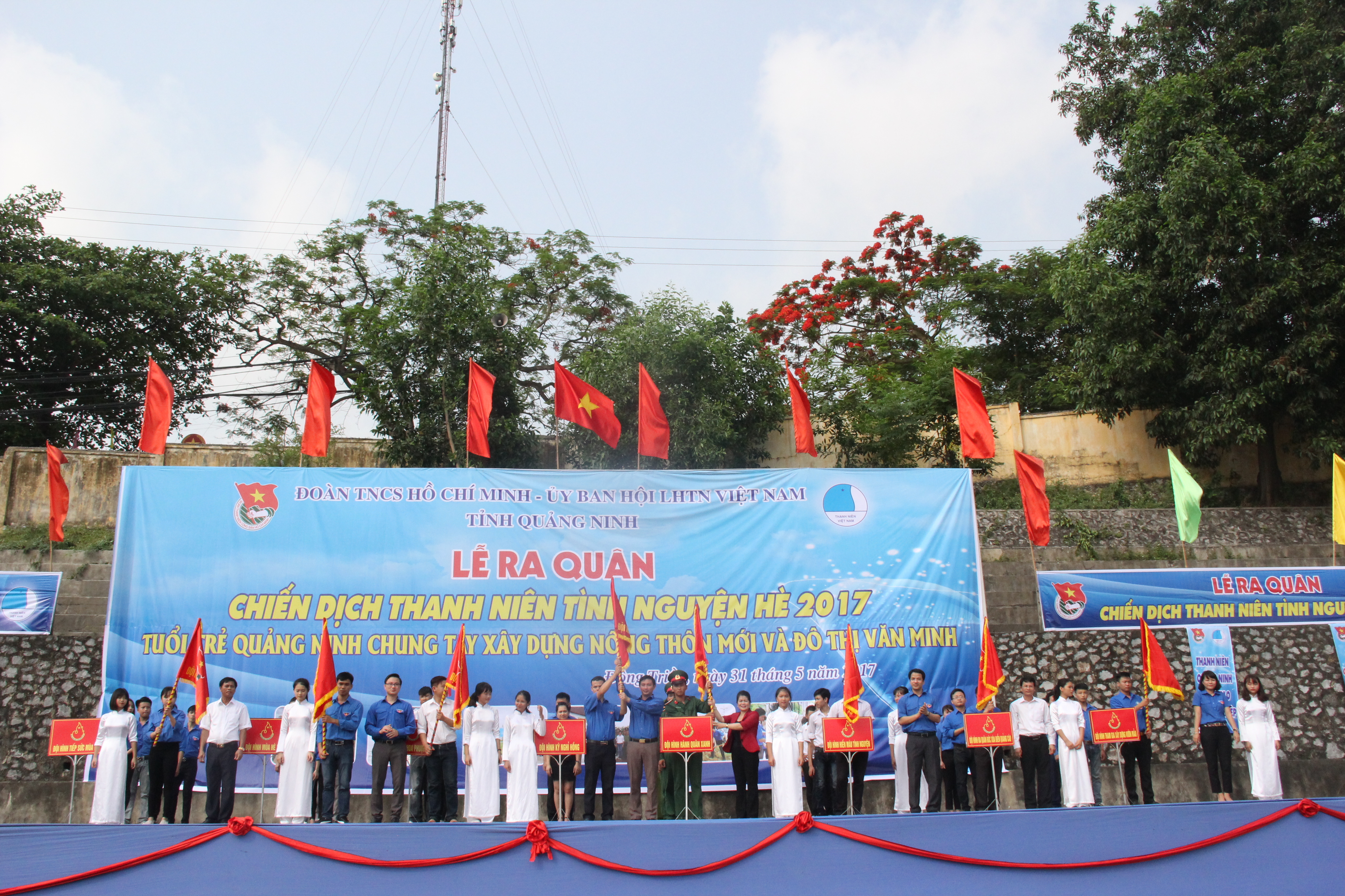 Đồng chí Lê Hùng Sơn, Bí thư Tỉnh đoàn cùng các đồng chí đại biểu trao cờ lênh cho các đội thanh niên tình nguyện tham gia chiến thanh niên tình nguyện hè năm 2017