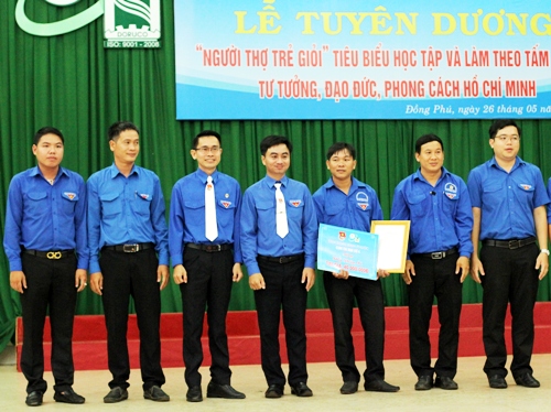 Đồng chí Trần Quốc Duy - Bí thư Tỉnh Đoàn cùng đại diện Bí thư Đoàn TN 06 công ty Cao su trao bảng tượng trưng cho đoàn viên Lê Văn Dần