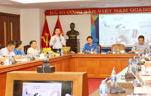 Nhà báo Lê Quốc Minh chia sẻ tại buổi tọa đàm